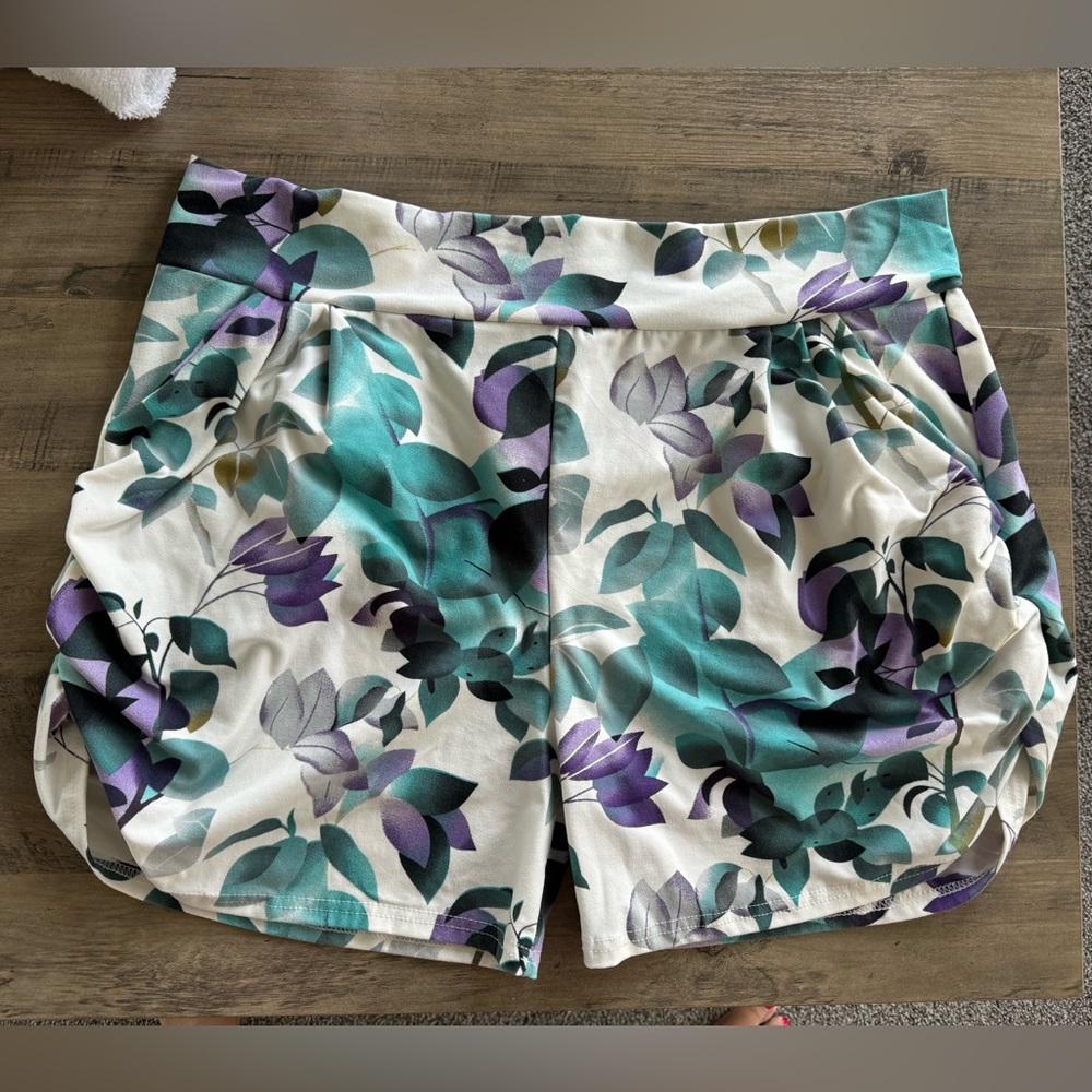 Curvy ruched sided shorts with pockets